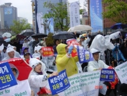 2010년 북한자유주간 행사의 일환으로 서울역에서 열린 '북한자유주간 국민집회'에서 참가자들이 북한 주민의 자유와 인권 보장을 촉구하는 구호를 외치고 있다.