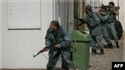 Zyrtarët afganë: 70 militantë talebanë të vrarë në sulmet ndaj bazës