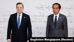 Perdana Menteri Italia Mario Draghi berpose dengan Presiden Joko Widodo saat tiba di KTT para pemimpin G20 di Roma, Italia, 30 Oktober 2021. (Foto: REUTERS/Guglielmo Mangiapane)