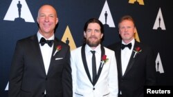 Teknisi film penerima penghargaan 'Technical Achievement Award' tahun ini dari kiri: Michael Kirilenko, Mike Branham dan Steve Smith di Beverly Wilshire Hotel, Beverly Hills, California (foto: dok).