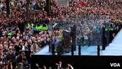 Presiden AS Barack Obama saat berpidato di hadapan ribuan pengagumnya di Dublin, Irlandia (23/5).