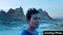 Gambar yang dirilis oleh Searchlight Pictures ini menunjukkan Frances McDormand dalam sebuah adegan dari film "Nomadland." (Foto: Courtesy)