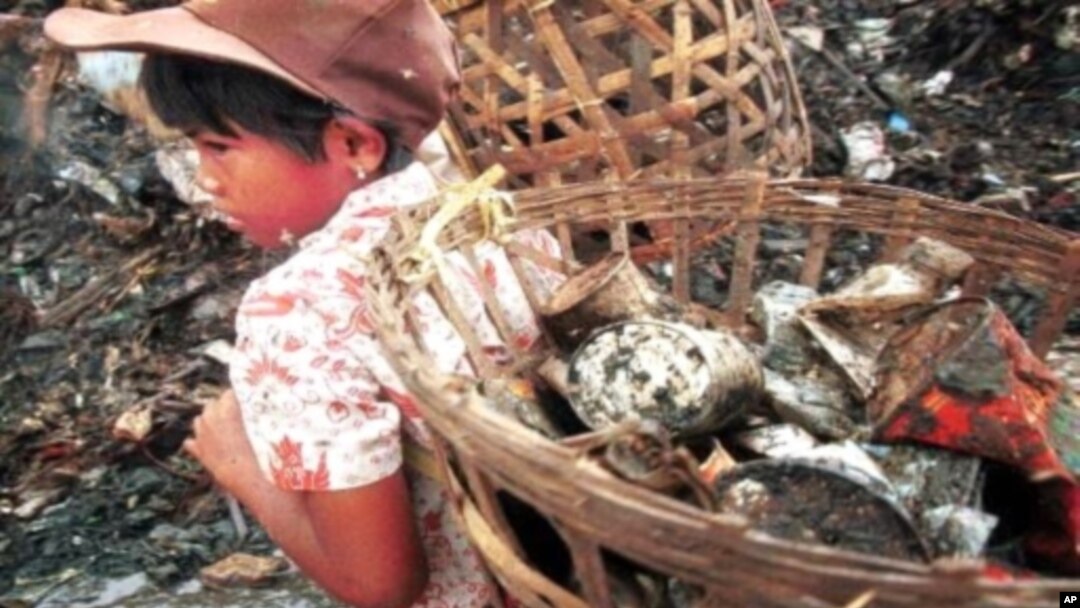 Seorang anak perempuan membantu orang tuanya bekerja menjadi pemulung sampah di Bantar Gebang, Jakarta (foto: dok). Pekerja anak di Indonesia saat ini diperkirakan mencapai 1,7 juta anak.