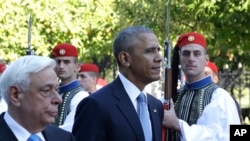 Le président américain Barack Obama et son homologue grec Prokopis Pavlopoulos passent la garde présidentielle en revue à Athènes, 15 novembre 2016.