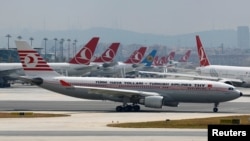 El aeropuerto internacional Ataturk de Estambul reabrió el miércoles, tras el ataque suicida del martes.