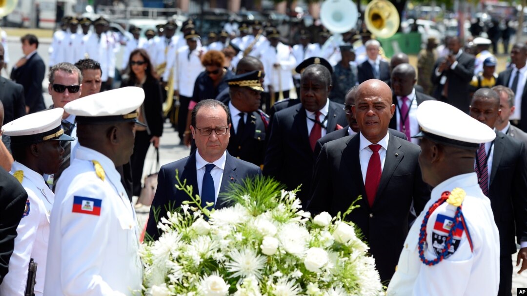 Presiden Perancis Francois Hollande dan Presiden Haiti Michel Martelly meletakkan karangan bunga di patung Toussaint Louverture, di Port-au-Prince, Haiti (12/5).