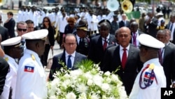 Presiden Perancis Francois Hollande dan Presiden Haiti Michel Martelly meletakkan karangan bunga di patung Toussaint Louverture, di Port-au-Prince, Haiti (12/5).