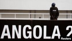 Un policier angolais sur le stade de Ombaka lors de la demi-finale à Benguela, le 28 janvier 2010. 