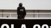 Un policier angolais sur le stade de Ombaka lors de la demi-finale à Benguela, le 28 janvier 2010. 