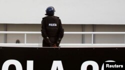 Un policier angolais sur le stade de Ombaka lors de la demi-finale à Benguela, le 28 janvier 2010. 