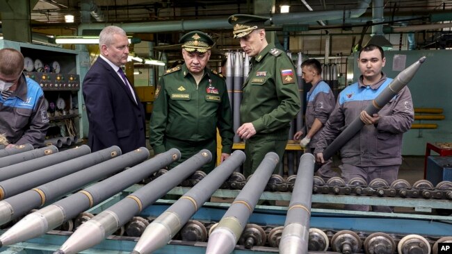 資料照片:俄羅斯國防部提供的視頻截圖顯示俄羅斯國防部長紹伊古參觀車里雅賓斯克州與基洛夫州生產砲彈與火箭彈的兵工廠。 (2023年3月19日)