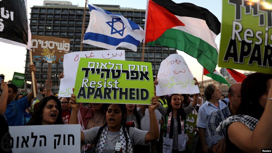 Warga Israel dari etnis Arabs melakukan unjuk rasa memrotes politik memecah belah PM Netanyahu dalam aksi di Tel Aviv. 