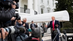 Presidente Donald Trump habla con periodistas antes de salir de la Casa Blanca a un viaje para ver el partido de campeonato nacional College Football Playoff entre LSU y Clemson en Nueva Orleans, Luisiana. 