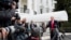 Presidente Donald Trump habla con periodistas antes de salir de la Casa Blanca a un viaje para ver el partido de campeonato nacional College Football Playoff entre LSU y Clemson en Nueva Orleans, Luisiana. 