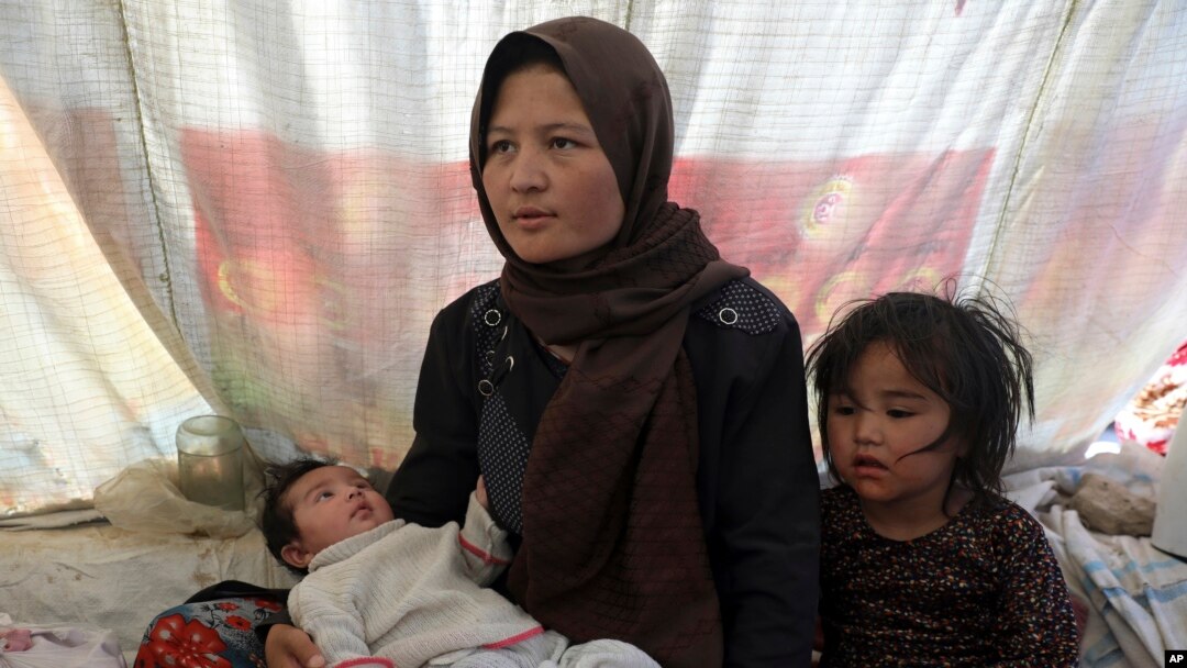 Fatima, perempuan Afghanistan yang meninggalkan rumahnya karena pertempuran antara Taliban dan personel keamanan Afghanistan, saat diwawancarai AP di sebuah kamp di pinggiran Mazar-e-Sharif, Afghanistan utara, Kamis, 8 Juli 2021. (AP Photo/Rahmat Gul)