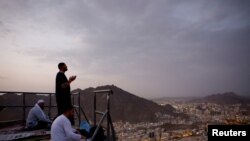 Para jemaah haji mengunjungi Jabal Al-Nur menjelang pelaksanaan ibadah haji di Makkah, Arab Saudi, Selasa, 11 Juni 2024. (Foto: Mohammed Torokman/Reuters)