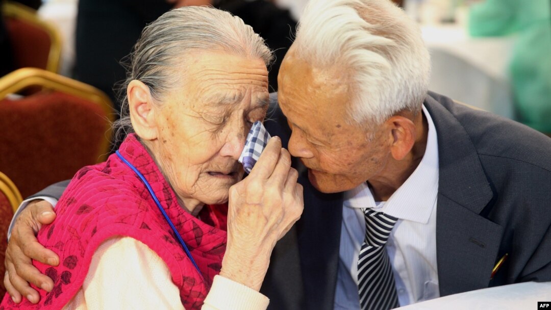 Kwon O-Hui (kiri) menangis bersama kerabatnya dari Korea Utara, Ri Han-Sik (kanan), saat mereka berpisah setelah tiga hari reuni keluarga-keluarga yang terpisah di resor Gunung Kumgang, di pantai tenggara Korea Utara, 22 Oktober 2015.