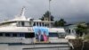 Une affiche électorale pour les candidats indépendants aux élections législatives est vue sur un bateau dans le port de Moroni aux Comores le 8 janvier 2020.