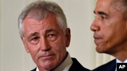 ကာကွယ်ရေးဝန်ကြီး Chuck Hagel (ဝဲ) နဲ့ သမ္မတ Barack Obama