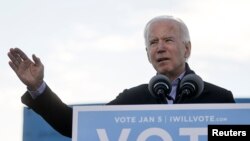 El presidente electo de EE.UU., Joe Biden, participó el 4 de enero en un acto de campaña en Atlanta, Georgia, para conseguir que los aspirantes demócratas Jon Ossoff y el reverendo Raphael Warnock se hagan con un escaño en el Senado.