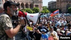 Armenian opposition leader Nikol Pashinyan (L) addresses supporters during a rally in Yerevan, Armenia, April 26, 2018. 