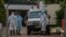 Petugas kesehatan mengenakan APD di Pusat Perawatan pasien COVID-19 di RSUP Kamuzu di Lilongwe, Malawi, 18 Januari 2021.