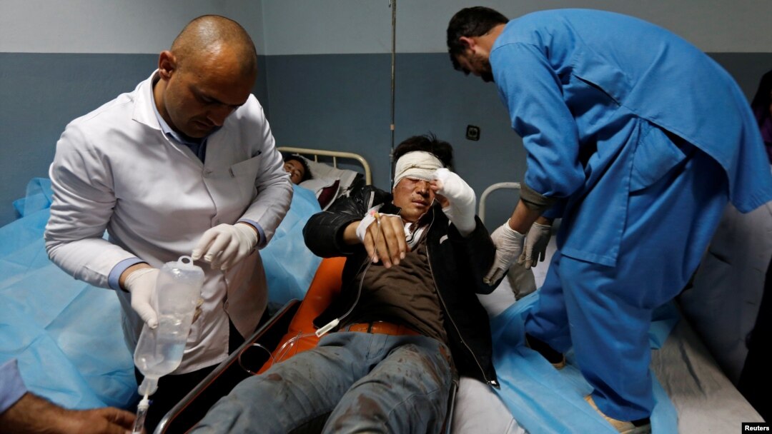 Seorang pria yang terluka mendapatkan perawatan di sebuah rumah sakit setelah terjadinya serangan bunuh diri di Kabul, Afghanistan pada tanggal 21 November 2016 (foto: REUTERS/Mohammad Ismail)
