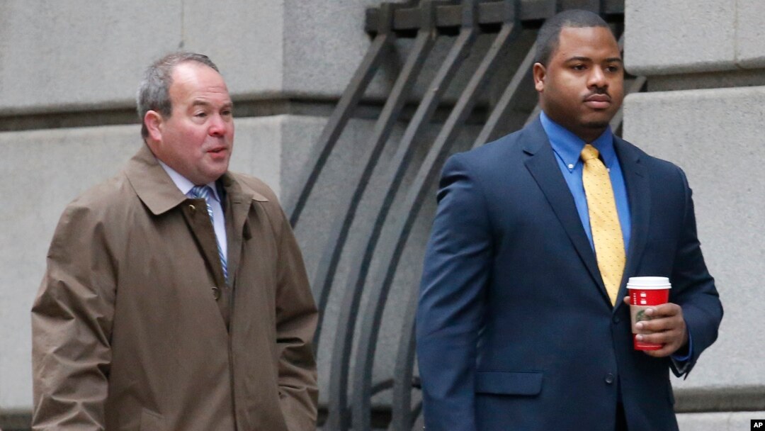 William Porter (kana), satu di antara enam polisi Baltimore yang didakwa atas kematian Freddie Gray, bersama pengacaranya, Joseph Murtha di Baltimore (foto: dok).