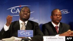 L'ex-chef de la rébellion ivoirienne, Guillaume Soro, avec le député Alain Lobognon (à droite), lors d'une conférence de presse à Paris, le 26 novembre 2004.