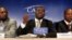 Le chef des rebelles ivoiriens Guillaume Soro (centre) donne une conférence de presse à côté du porte-parole des rebelles Sediki Konate et du secrétaire national Alain Lobognon (à droite), le 26 novembre 2004.