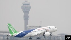 Pesawat penumpang buatan China C919 lepas landas untuk pertama kalinya dari Bandara Internasional Pudong di Shanghai. 5 Mei 2017. (AP Photo/Andy Wong, Pool)