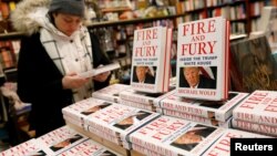 "Fire and Fury", buku karya Michael Wolff yang diterbitkan Jumat (5/1), mempertanyakan kelayakan Donald Trump sebagai Presiden AS. 