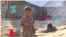 Anak-anak berkumpul menunggu pembagian bantuan pangan di kamp di Kabul, Afghanistan.