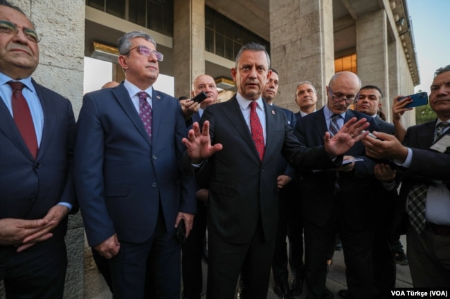 Özel, Erdoğan’ın İsrail’le ilgili iddiasını gündem değiştirme amaçlı “manipülasyon” olarak gördüğünü söyledi.