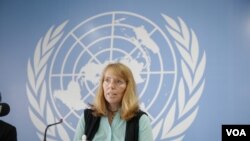 FILE - UN Rights Envoy Rhona Smith speaks to journalists during a press conference summarizing her 10 day visit to Cambodia. The Press Conference focusing on late situation of human rights and democracy process in Cambodia is conducted at OCHR office in Phnom Penh on August 18, 2017. (Neou Vannarin/VOA Khmer)