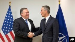 El secretario de Estado de EE.UU., Mike Pompeo, (izquierda) saluda al secretario general de la OTAN, Jens Stoltenberg, previo a una reunión en la OTAN, en Bruselas, el viernes, 27 de abril, de 2018.