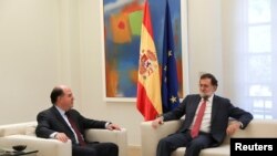 Le PM espagnol Mariano Rajoy (à droite) et Julio Borges, président du parlement vénézuélien, Palais de la Moncloa, Madrid, le 5 septembre 2017. 