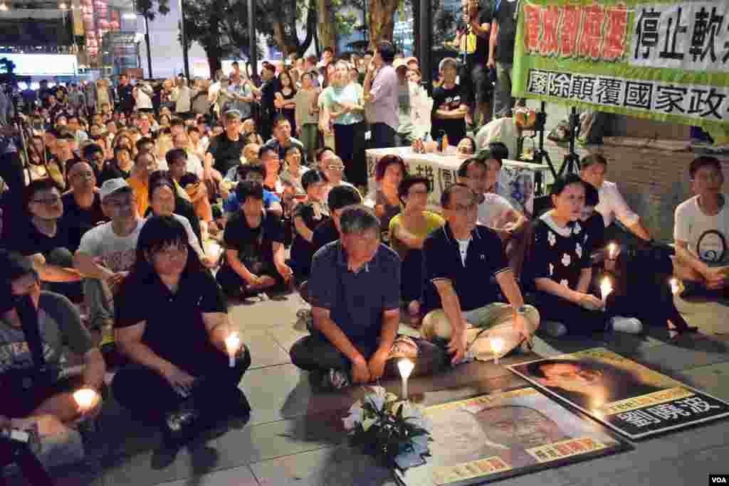 香港市民支援爱国民主运动联合会（简称支联会）6月29日晚上在香港中环终审法院外举行烛光集会，要求北京无条件释放刘晓波。(美国之音汤惠芸拍摄)