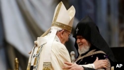 El papa Francisco saluda al líder de la Iglesia ortodoxa de Armenia, Karekin II durante un rito celebrado en San Pedro en conmemoración del centenario de la matanza de cristianos armenios.