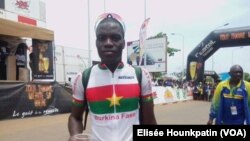 Salfo Bikienda vainqueur de le 3e et de la 4e étapes du Tour du Bénin 2017, au Benin, 13 mai 2017. (VOA/Elisée Hounkpatin)