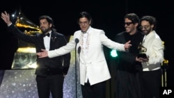 Beto Montenegro, líder vocalista de la banda venezolana Rawayana, habla al aceptar el premio Grammy al mejor álbum latino de rock o música alternativa en Los Ángeles, el 2 de febrero de 2025.