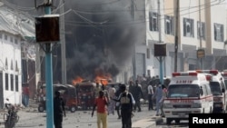 Des agents de sécurité somaliens sécurisent la scène d'une explosion à Mogadiscio, en Somalie, le 13 février 2021.