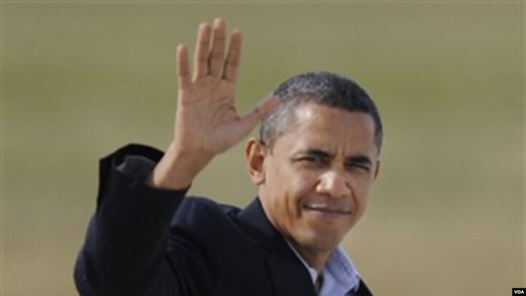 Presiden Barack Obama melambaikan tangan ketika berjalan menuju pesawat kepresidenan Air Force One di bandara O'Hare, Chicago, Minggu, 31 Oktober 2010.