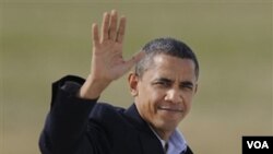 Presiden Barack Obama melambaikan tangan ketika berjalan menuju pesawat kepresidenan Air Force One di bandara O'Hare, Chicago, Minggu, 31 Oktober 2010.