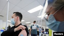 (FILE) Seorang pria divaksin di klinik vaksinasi cacar monyet yang dikelolah oleh badan kesehatan publik CIUSSS di Montreal, Kanada.
