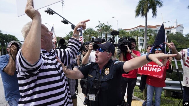 Simpatizantes y detractores del expresidente Donald Trump frente al complejo turístico Trump National Doral, el 12 de junio de 2023 en Doral, Florida.