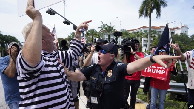 Simpatizantes y detractores del expresidente Donald Trump frente al complejo turístico Trump National Doral, el 12 de junio de 2023 en Doral, Florida.