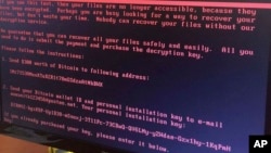 Una pantalla de computador de una oficina en Kiev muestra un aviso que indica que los archivos han sido secuestrados hasta que se pague un rescate. Junio 27 de 2017.
