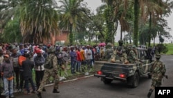 Membros do grupo armado M23 chegam numa carrinha ao local onde os residentes se reúnem para um protesto contra o governo congolês, manifestando apoio ao grupo armado M23, em Goma, a 31 de janeiro de 2025.