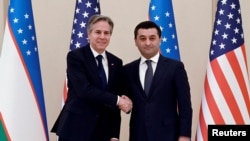 Menteri Luar Negeri AS Antony Blinken (kiri) bersama Penjabat Menteri Luar Negeri Uzbekistan Bakhtiyor Saidov di Perpustakaan Nasional di Tashkent, Uzbekistan, 1 Maret 2023. (Olivier Douliery/Pool via REUTERS)